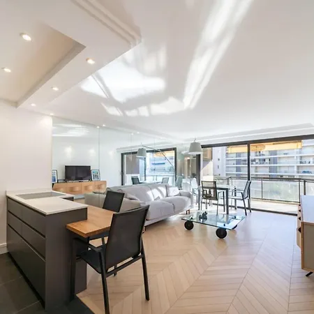 Magnificent 2 Bedroom In The Heart Of *