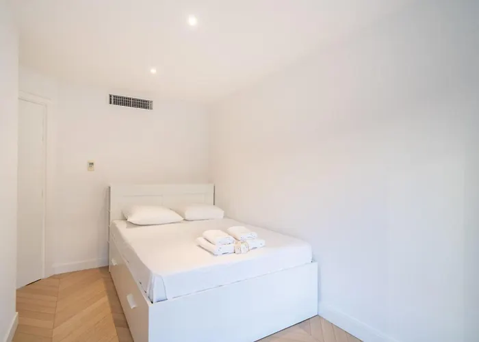 Magnificent 2 Bedroom In The Heart Of Κάννες