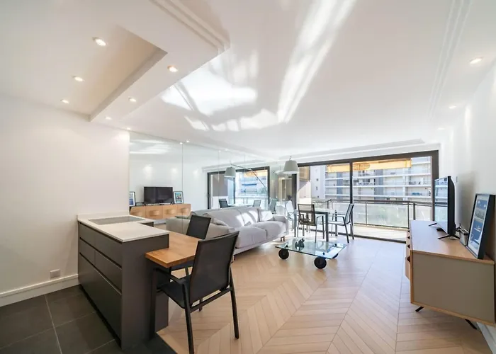 Magnificent 2 Bedroom In The Heart Of *